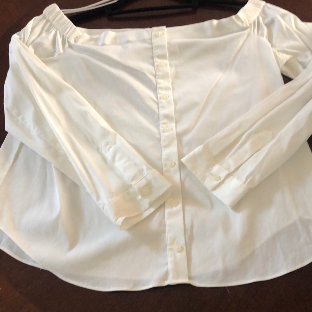 bar III Women’s white off shoulder blouse. Size medium.